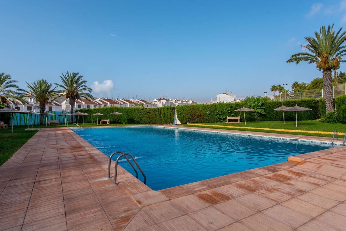 2 bedroom Townhouse for sale in Torrevieja with pool - € 153,000 (Ref: 9452869)
