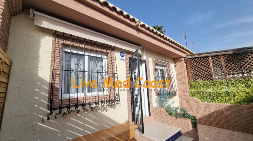 2 makuuhuone Omakotitalo myytävänä paikassa Los Narejos mukana 
autotalli - 129 000 € (Ref: 9468018)