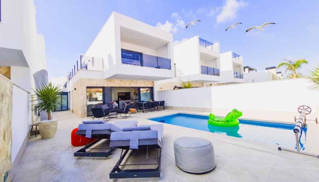 3 soveværelse Villa til salg i San Pedro del Pinatar med swimmingpool garage - € 439.000 (Ref: 9471109)