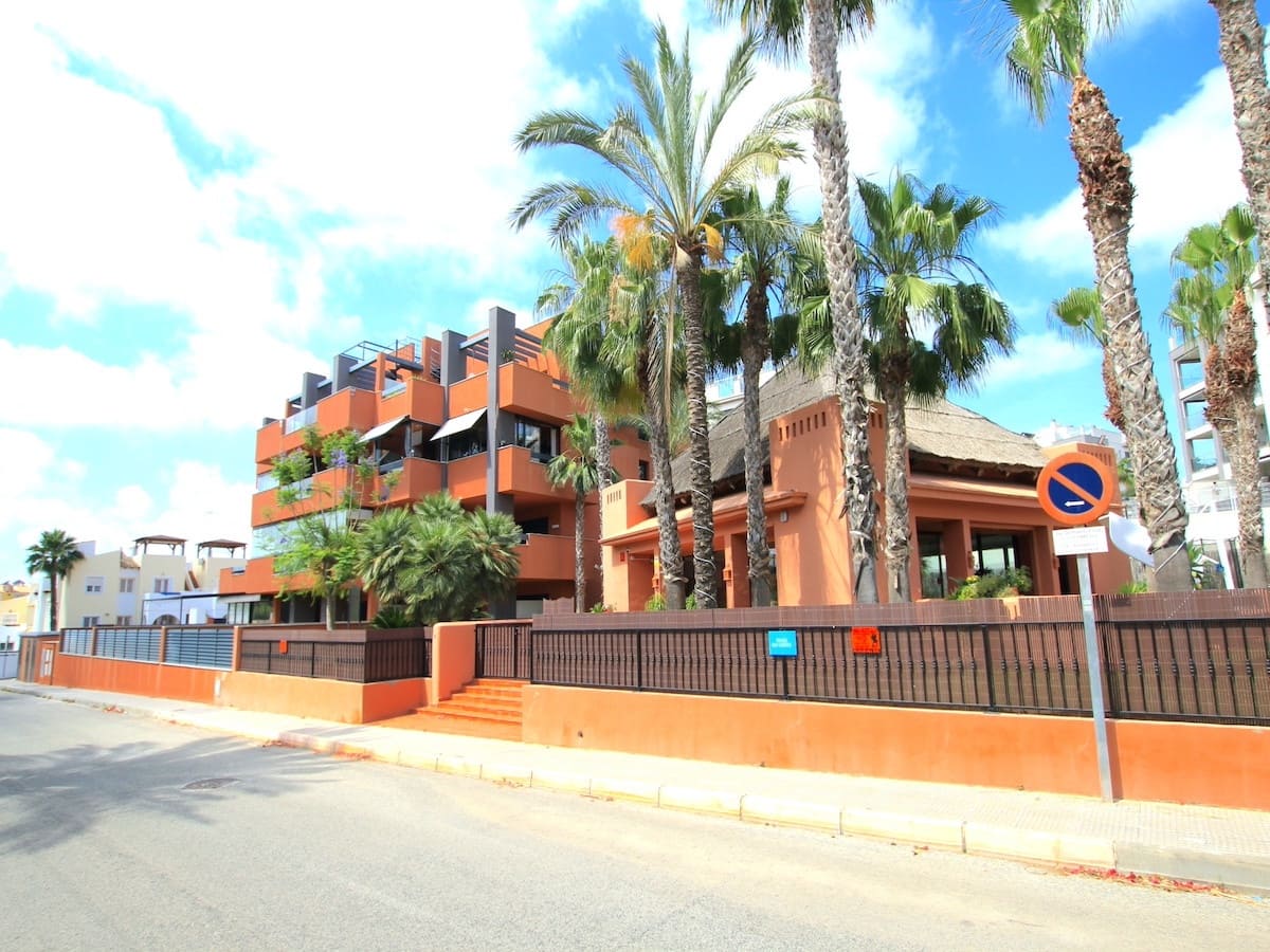 2 quarto Penthouse para venda em Villamartin com piscina - 285 000 € (Ref: 9499624)