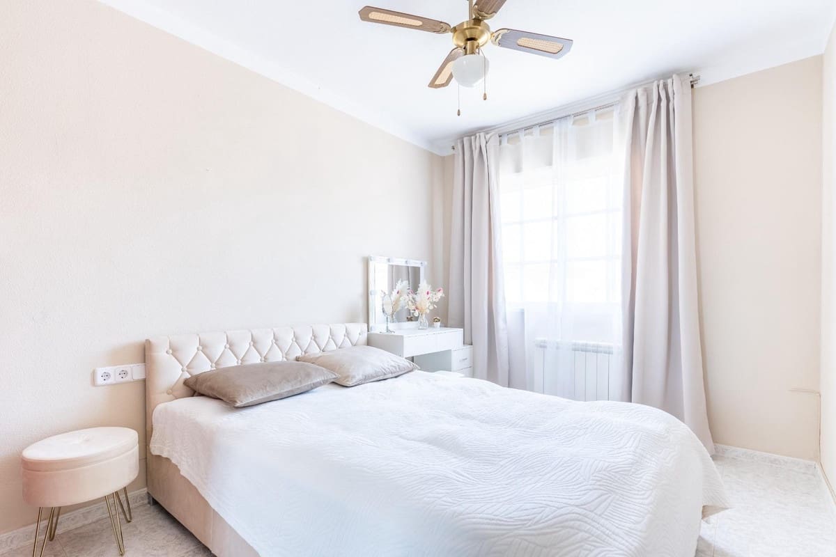 3 sypialnia Willa na sprzedaż w Torrevieja z basenem garażem - 360 000 € (Ref: 9499625)