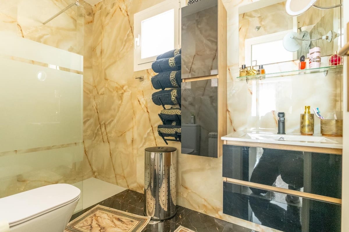 3 sypialnia Willa na sprzedaż w Torrevieja z basenem garażem - 360 000 € (Ref: 9499625)