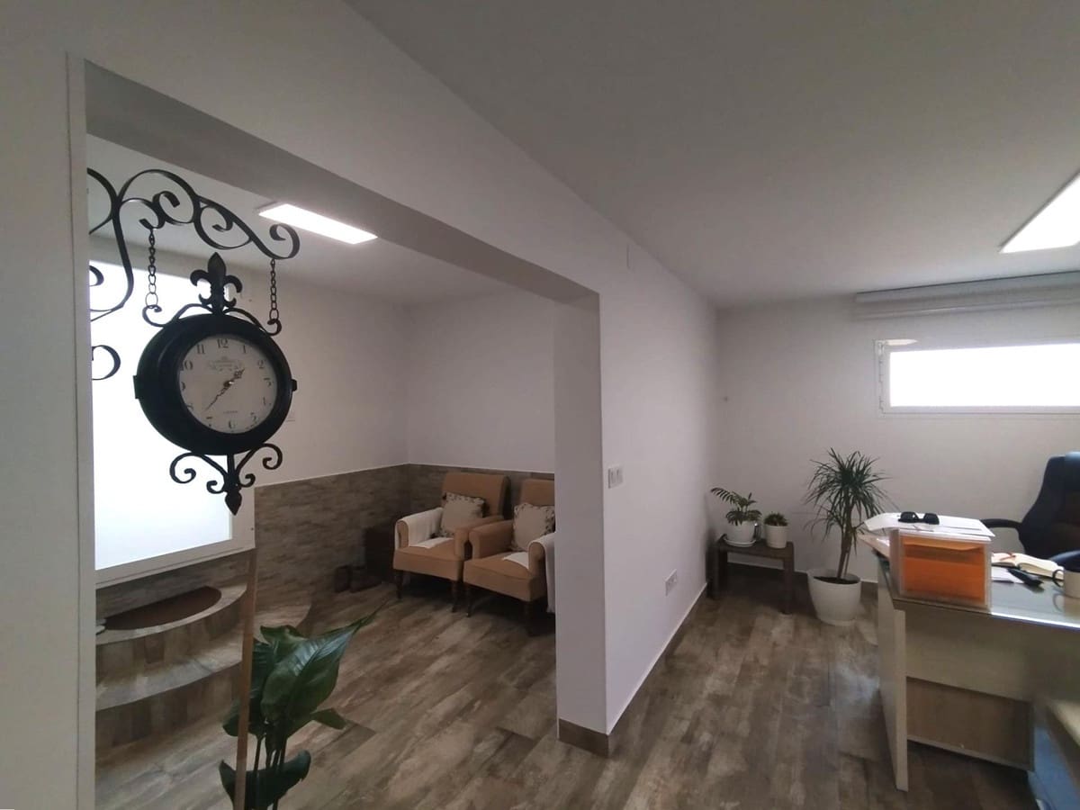 4 bedroom Villa for sale in Villamartin with pool - € 435,000 (Ref: 9501796)