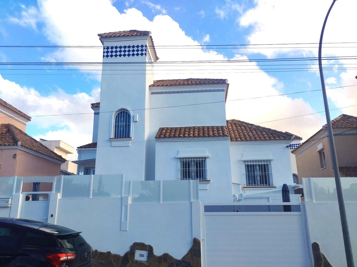 Chalet de 4 habitaciones en San Miguel de Salinas en venta con piscina - 415.000 € (Ref: 9501796)