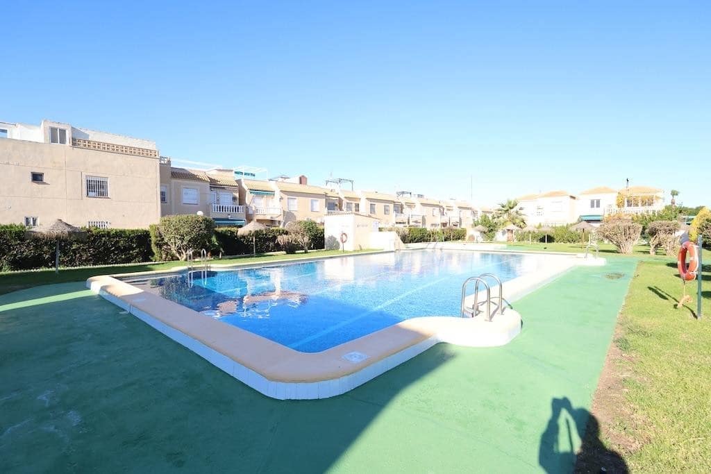 3 makuuhuone Kattohuoneisto myytävänä paikassa Torrevieja mukana uima-altaan - 139 000 € (Ref: 9501800)