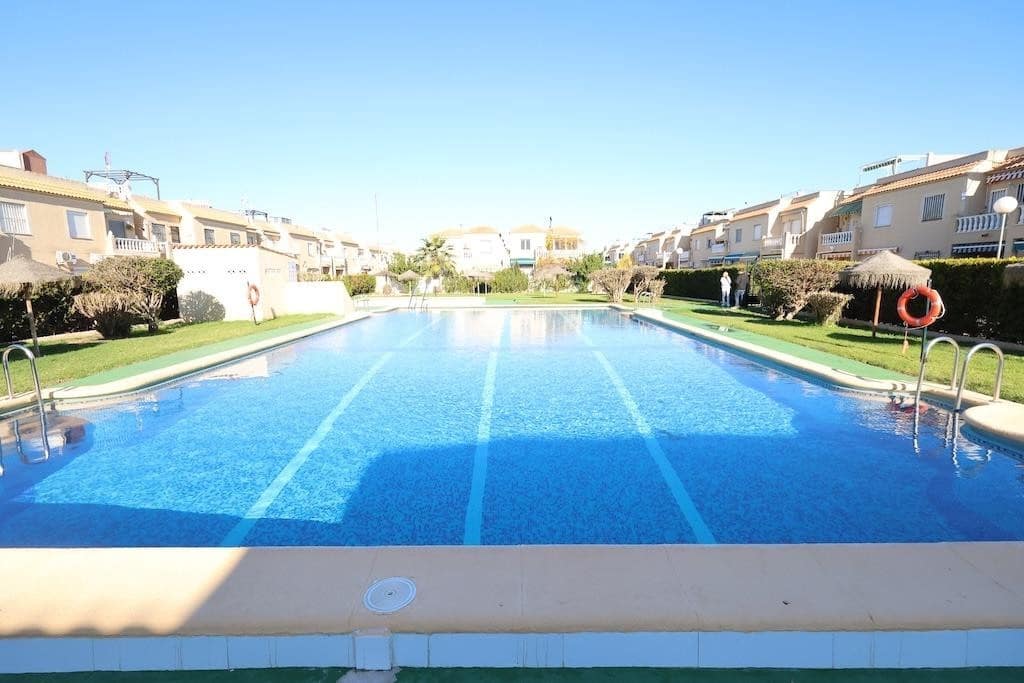 3 makuuhuone Kattohuoneisto myytävänä paikassa Torrevieja mukana uima-altaan - 139 000 € (Ref: 9501800)