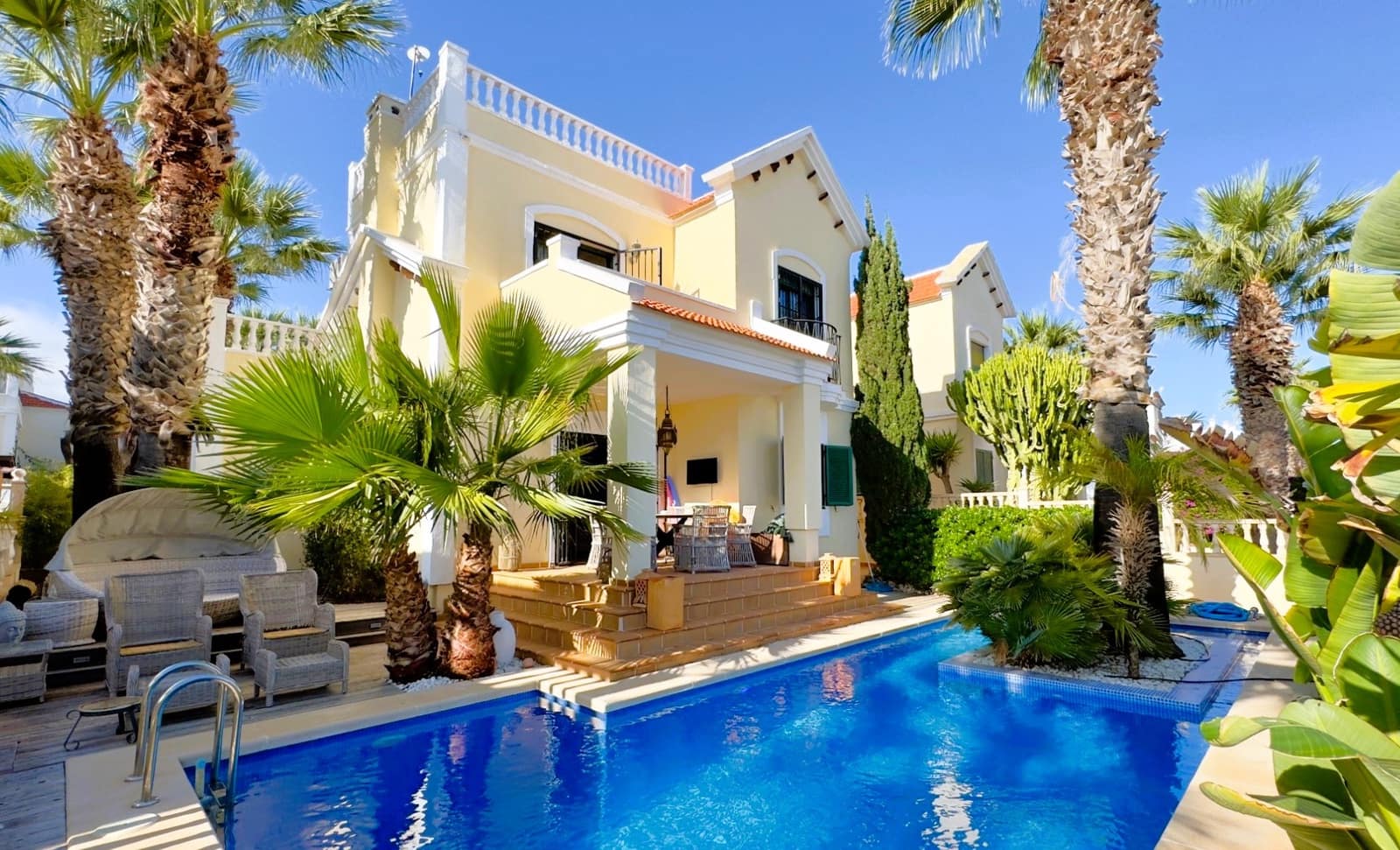 3 slaapkamer Villa te koop in Villamartin met zwembad - € 424.000 (Ref: 9503616)