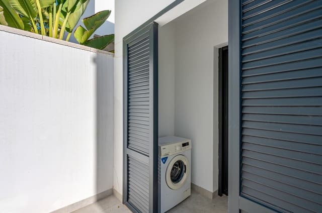 3 makuuhuone Huvila myytävänä paikassa Villamartin, Orihuela mukana uima-altaan 
autotalli - 519 500 € (Ref: 9537179)