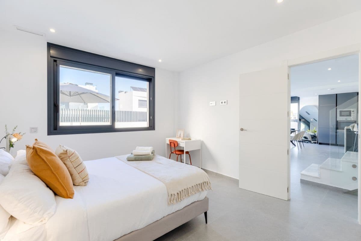 3 bedroom Villa for sale in Algorfa with pool garage - € 549,900 (Ref: 9542961)