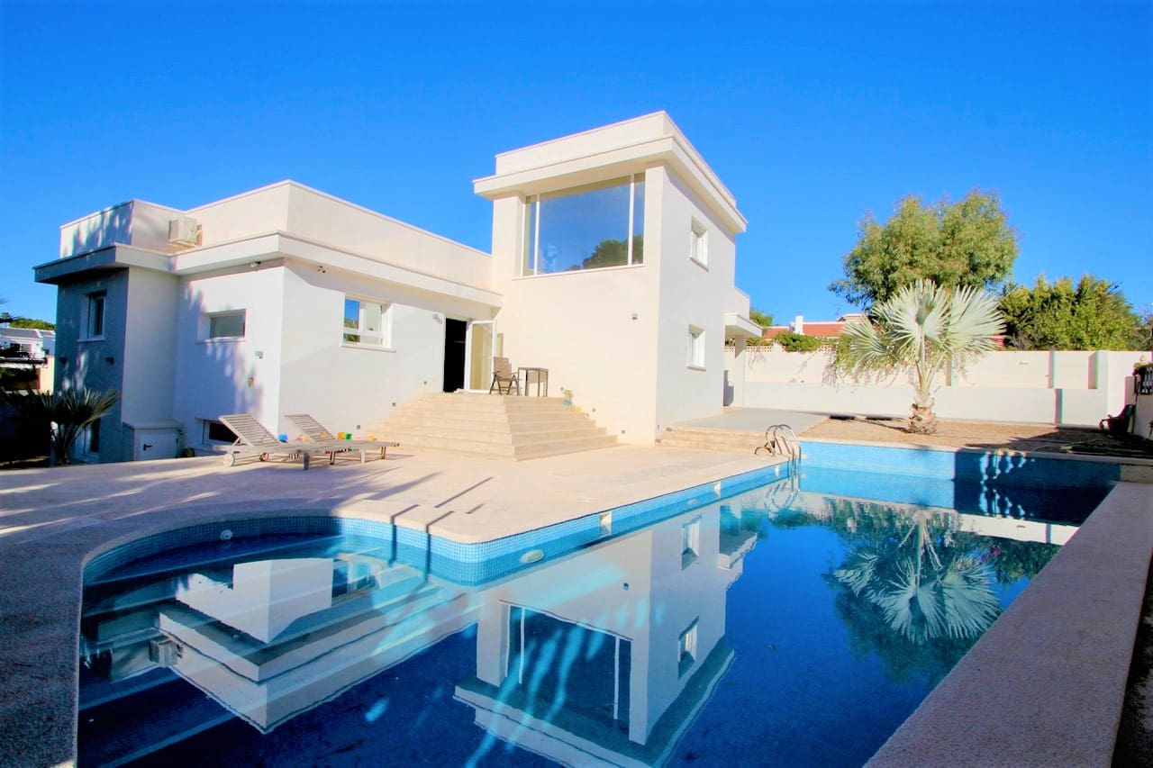 3 bedroom Villa for sale in Ciudad Quesada with pool garage - € 620,000 (Ref: 9542968)