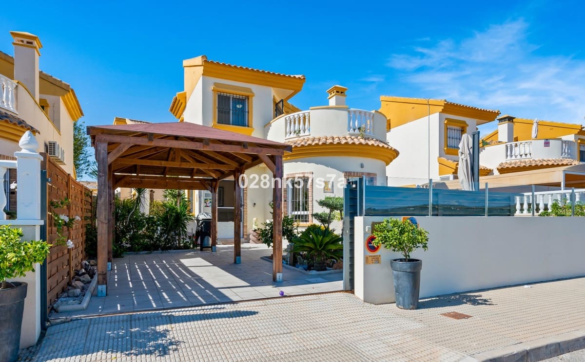 3 slaapkamer Villa te koop in El Raso met zwembad - € 350.000 (Ref: 9553226)