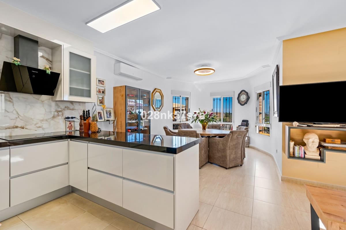 3 slaapkamer Villa te koop in El Raso met zwembad - € 350.000 (Ref: 9553226)