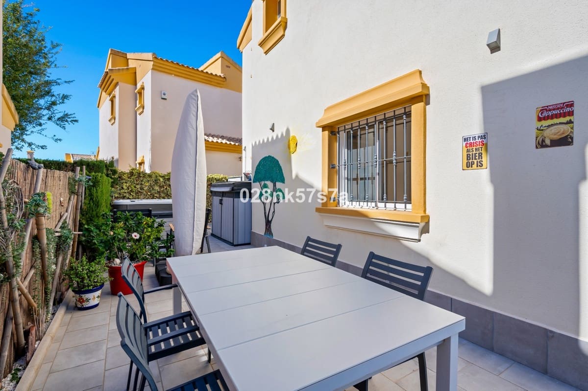 3 slaapkamer Villa te koop in El Raso met zwembad - € 350.000 (Ref: 9553226)