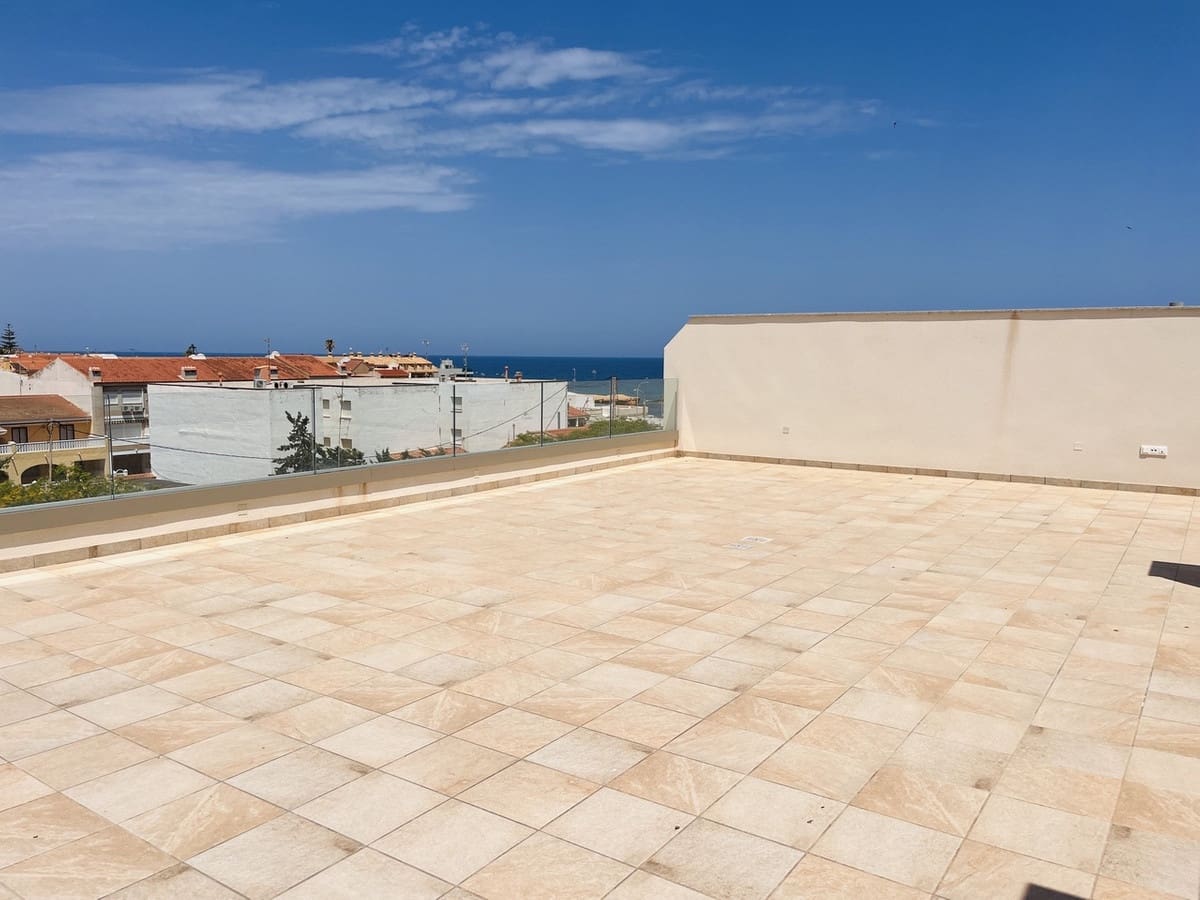 2 bedroom Penthouse for sale in Torre de la Horadada with garage - € 495,000 (Ref: 9557347)