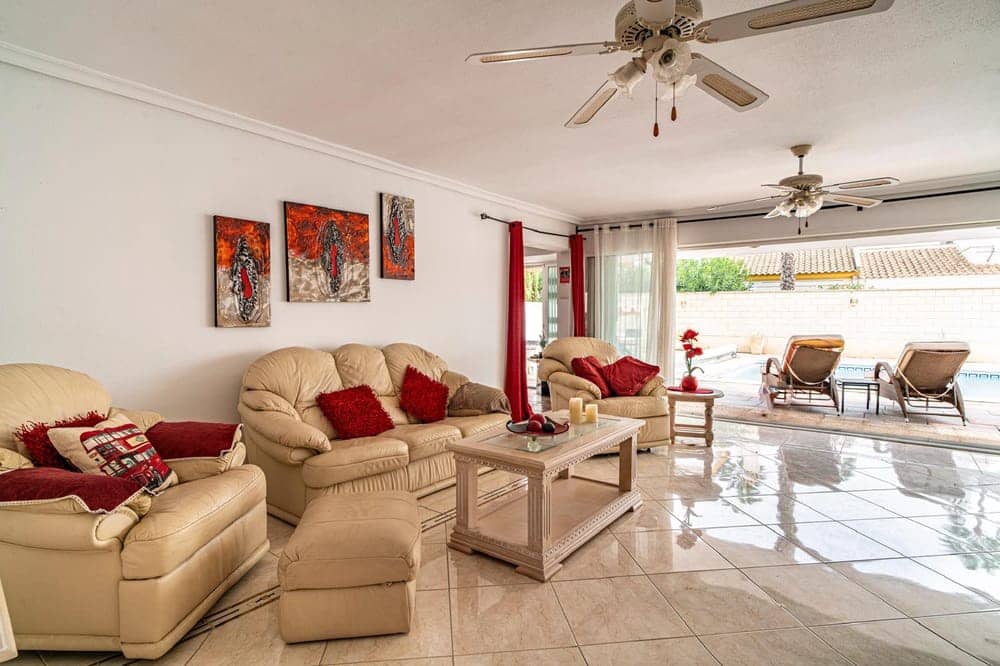 4 soveværelse Villa til salg i Villamartin med swimmingpool garage - € 650.000 (Ref: 9599982)