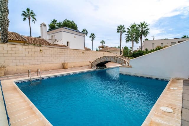 4 soveværelse Villa til salg i Villamartin, Orihuela med swimmingpool garage - € 650.000 (Ref: 9599982)