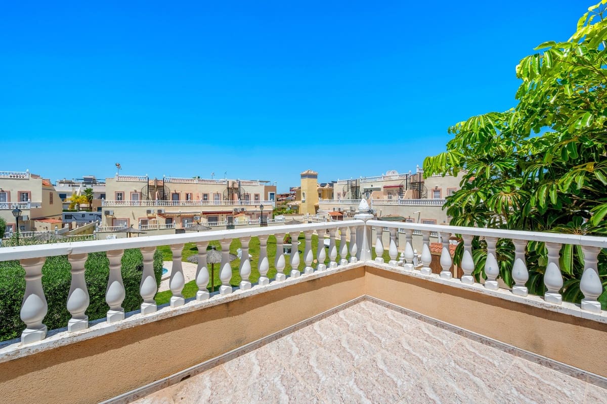3 soveværelse Byhus til salg i La Zenia med swimmingpool garage - € 299.000 (Ref: 9602489)