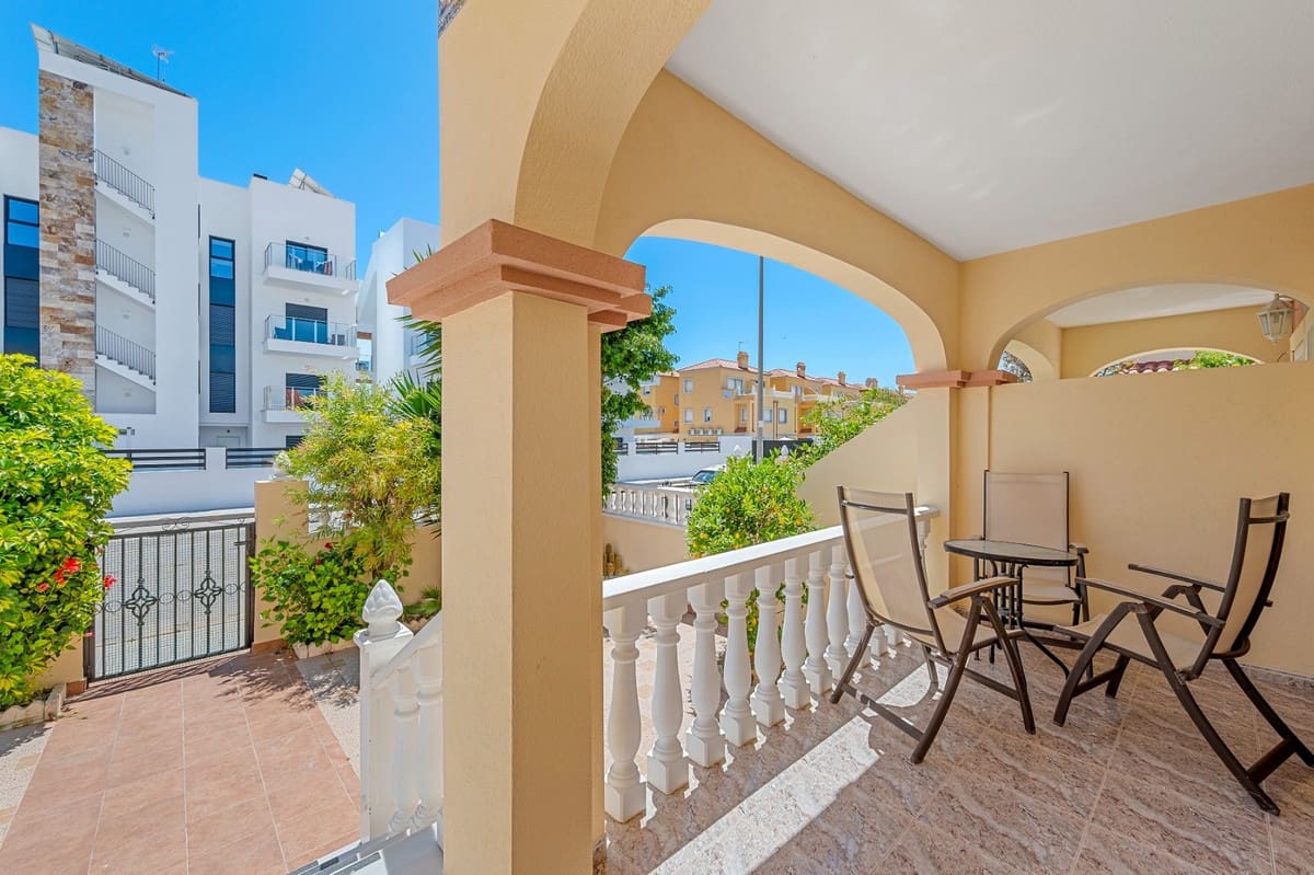 3 soveværelse Byhus til salg i La Zenia med swimmingpool garage - € 299.000 (Ref: 9602489)