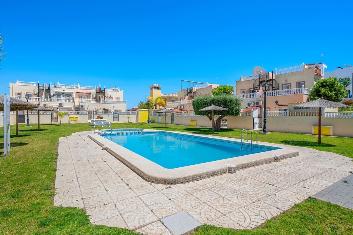 3 soveværelse Byhus til salg i La Zenia med swimmingpool garage - € 299.000 (Ref: 9602489)