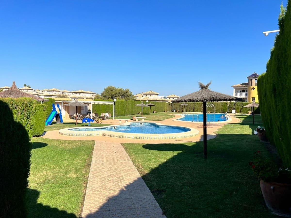 2 makuuhuone Omakotitalo myytävänä paikassa Villamartin mukana uima-altaan 
autotalli - 159 000 € (Ref: 9607032)