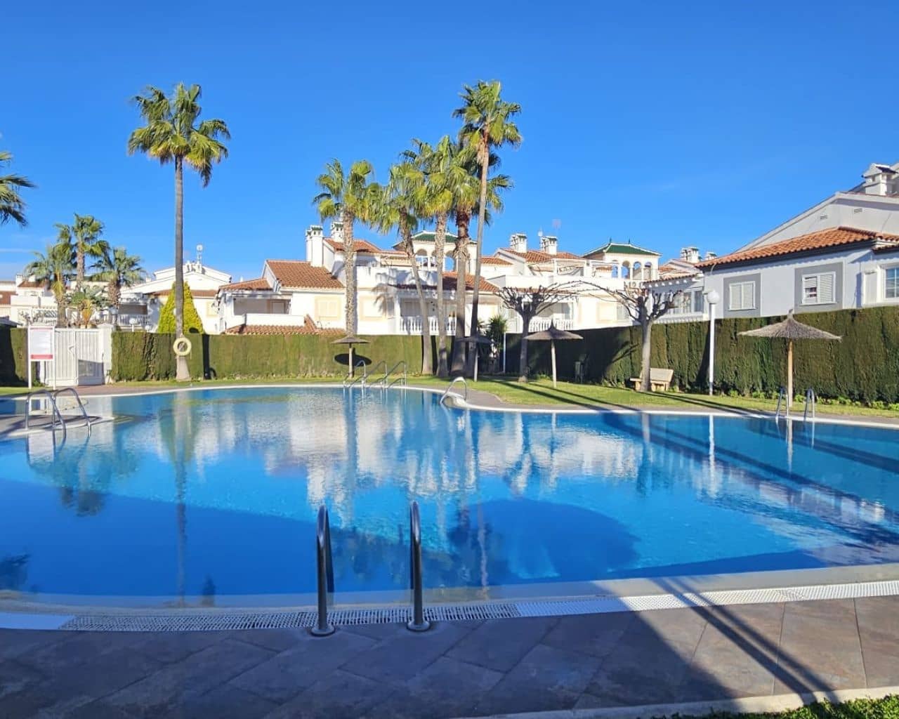 3 slaapkamer Penthouse te koop in Playa Flamenca met zwembad - € 230.000 (Ref: 9618853)