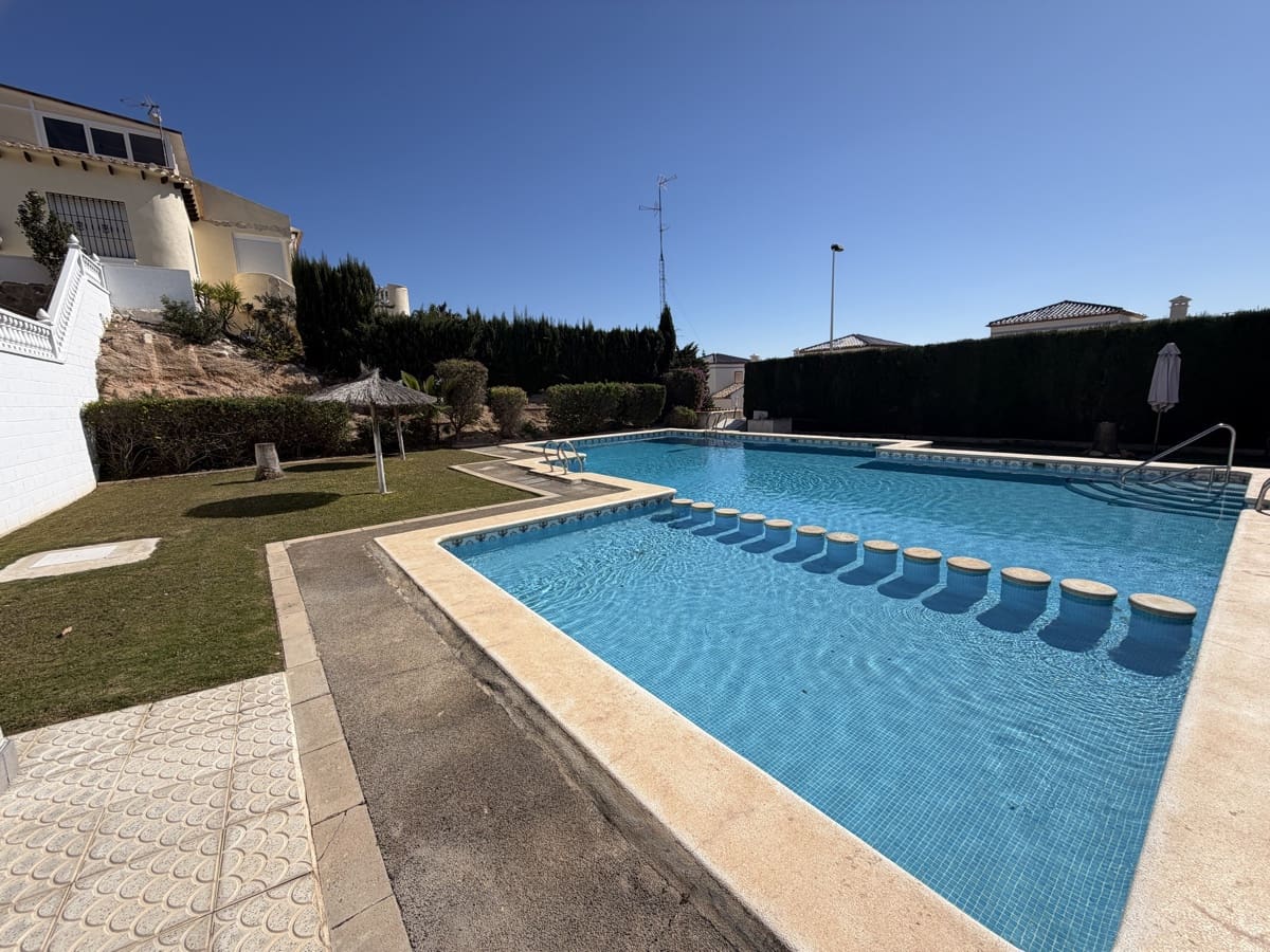 3 soveværelse Villa til salg i Villamartin med swimmingpool - € 389.000 (Ref: 9639933)