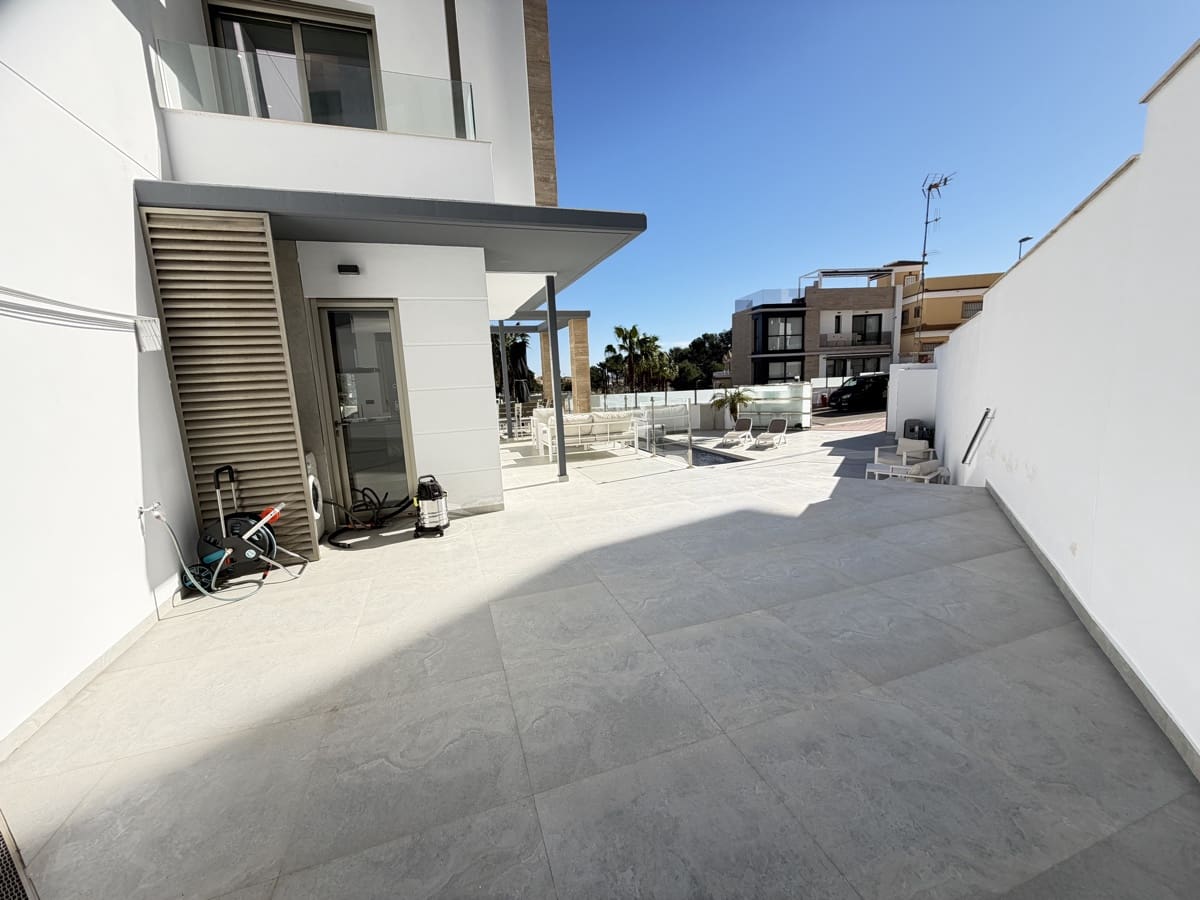 Chalet de 4 habitaciones en Villamartin en venta con piscina - 595.000 € (Ref: 9639934)