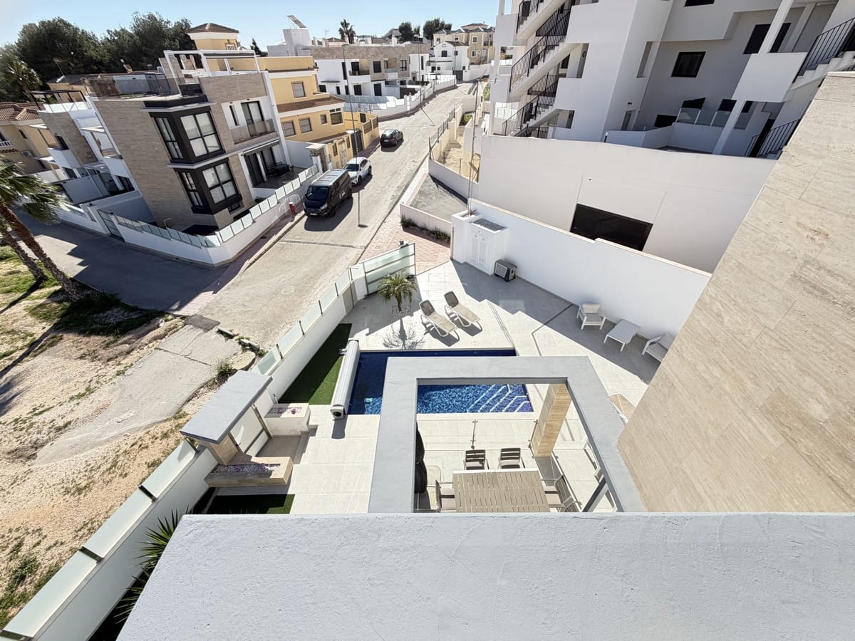 Chalet de 4 habitaciones en Villamartin en venta con piscina - 595.000 € (Ref: 9639934)