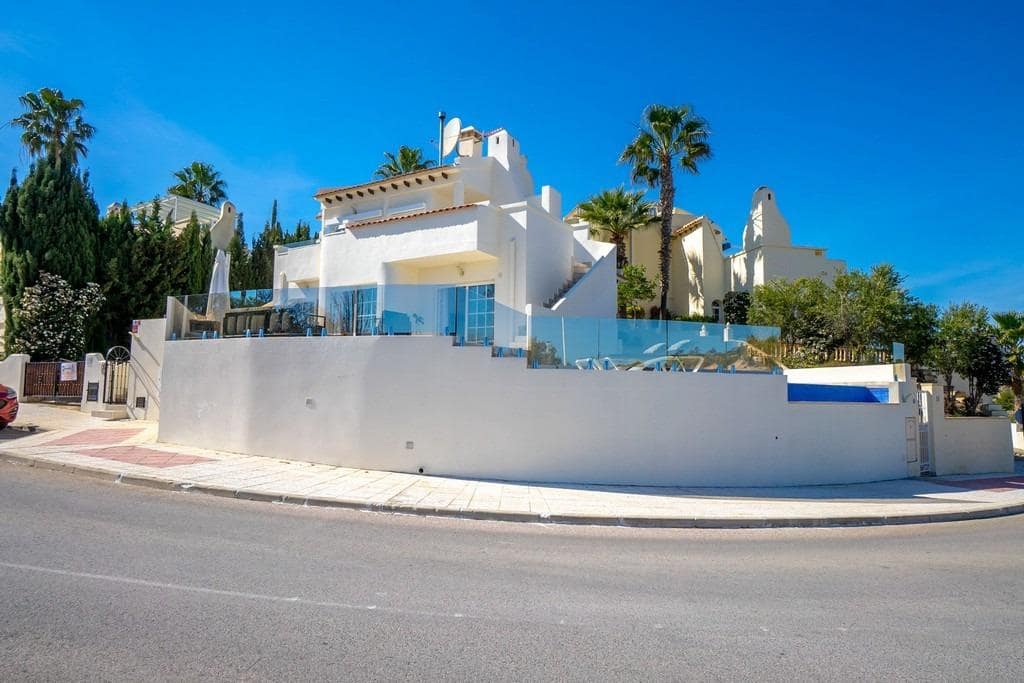 4 soveværelse Villa til salg i Villamartin med swimmingpool garage - € 499.000 (Ref: 9639935)