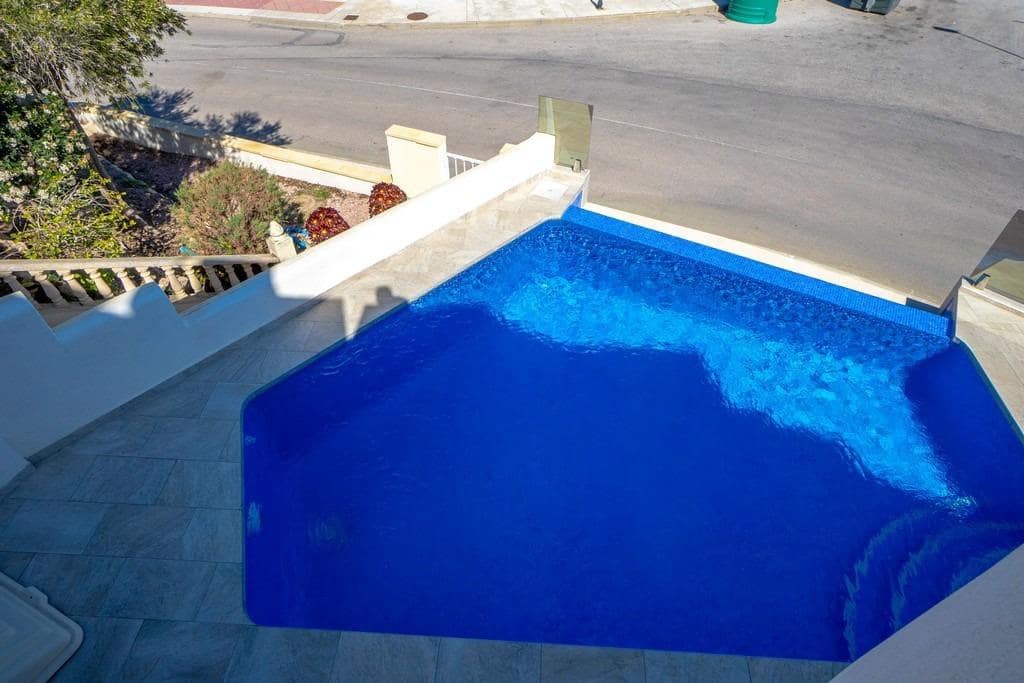 4 soveværelse Villa til salg i Villamartin med swimmingpool garage - € 499.000 (Ref: 9639935)