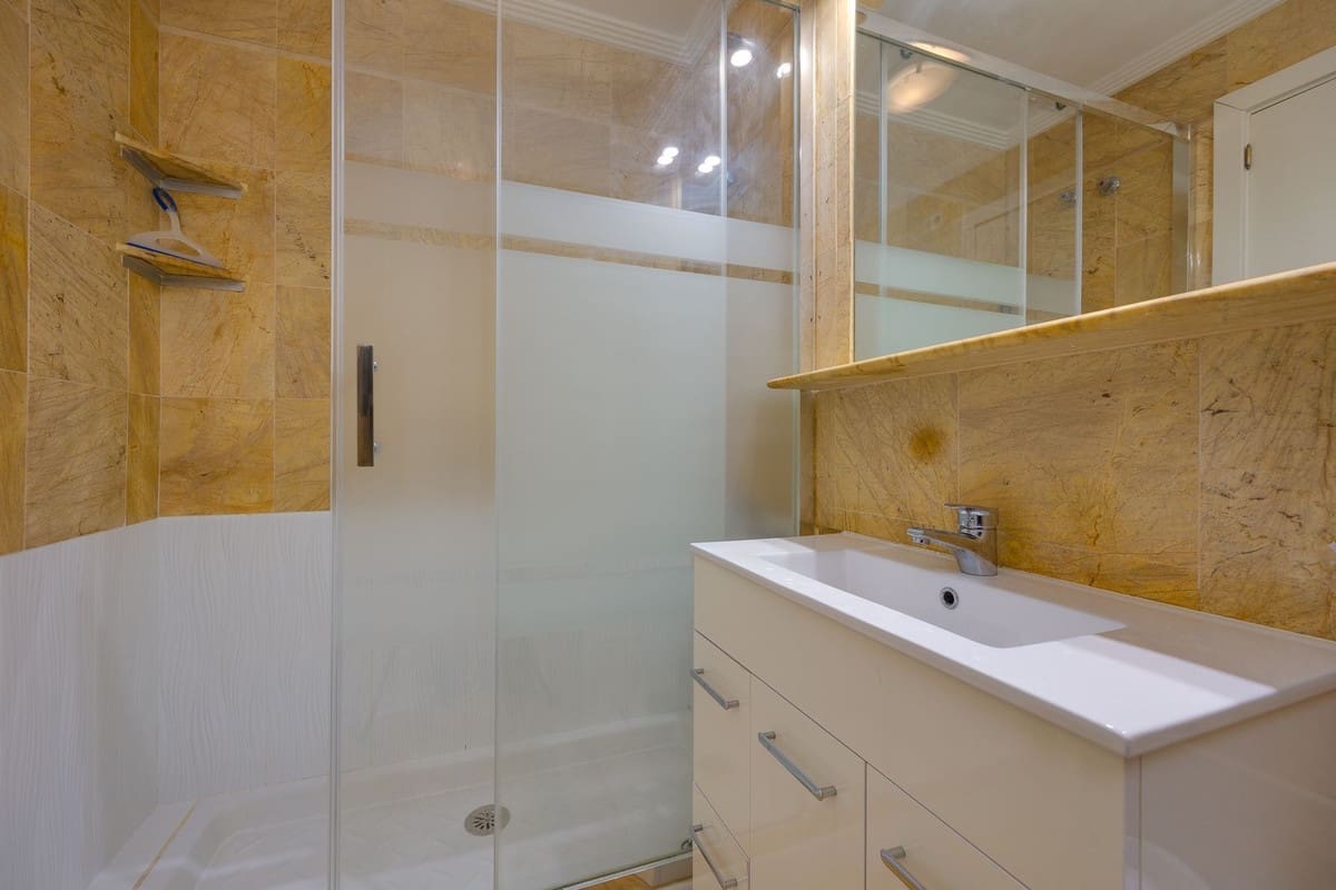 Apartamento de 2 habitaciones en Cabo Roig en venta con piscina garaje - 229.000 € (Ref: 9645673)