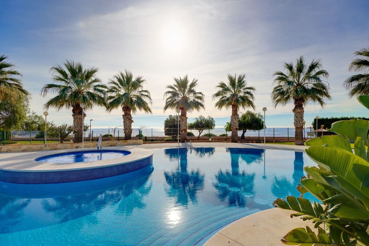 Apartamento de 2 habitaciones en Cabo Roig en venta con piscina garaje - 229.000 € (Ref: 9645673)