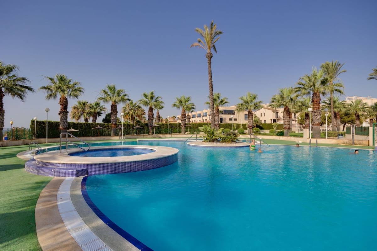 Apartamento de 2 habitaciones en Cabo Roig en venta con piscina garaje - 229.000 € (Ref: 9645673)