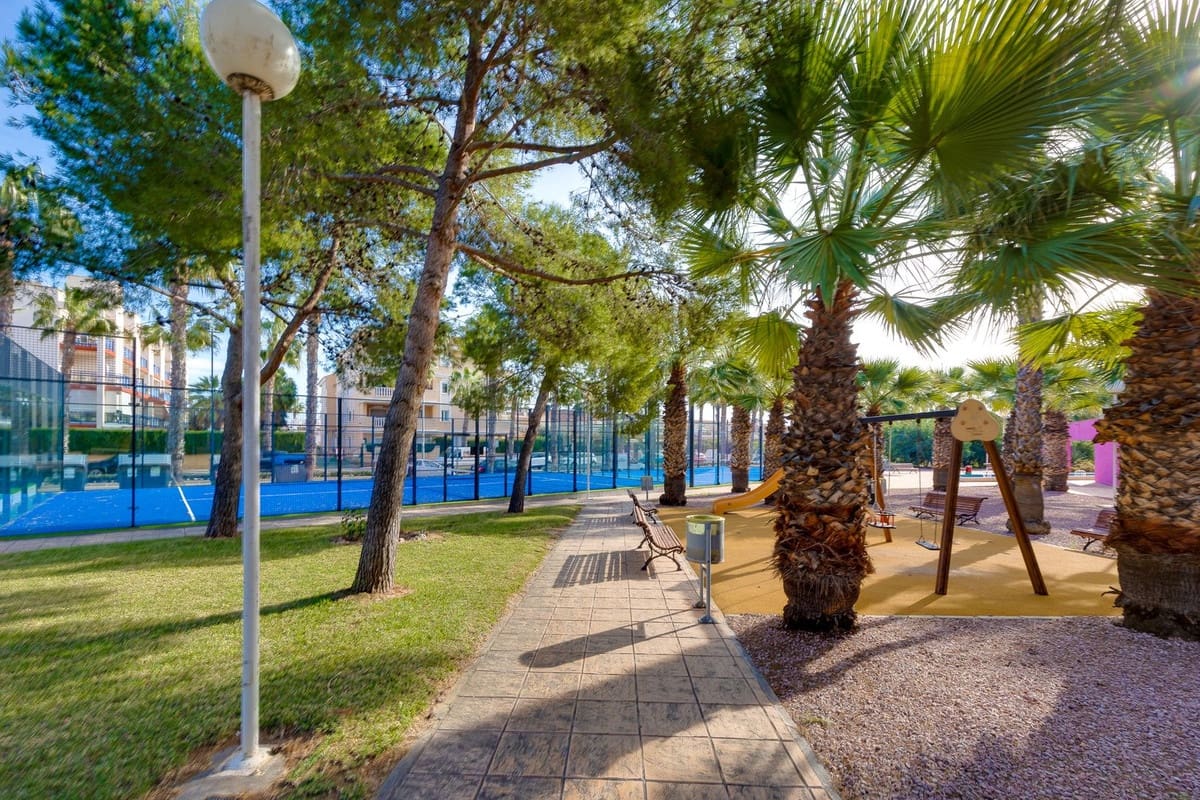 Apartamento de 2 habitaciones en Cabo Roig en venta con piscina garaje - 229.000 € (Ref: 9645673)