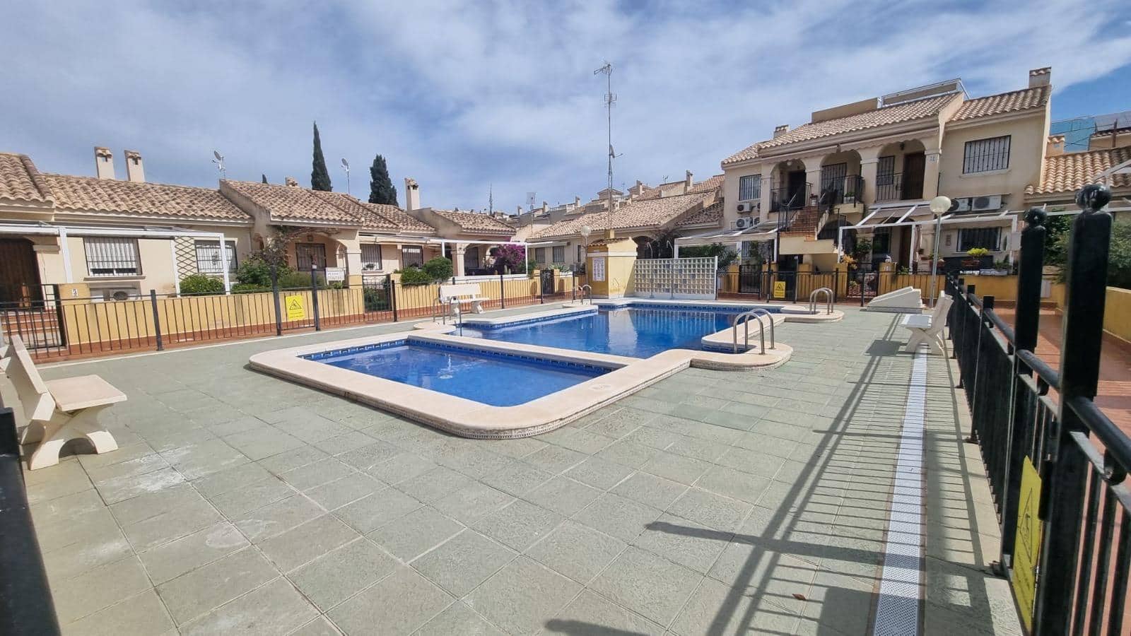 3 bedroom Townhouse for sale in Guardamar del Segura with pool - € 210,000 (Ref: 9682269)