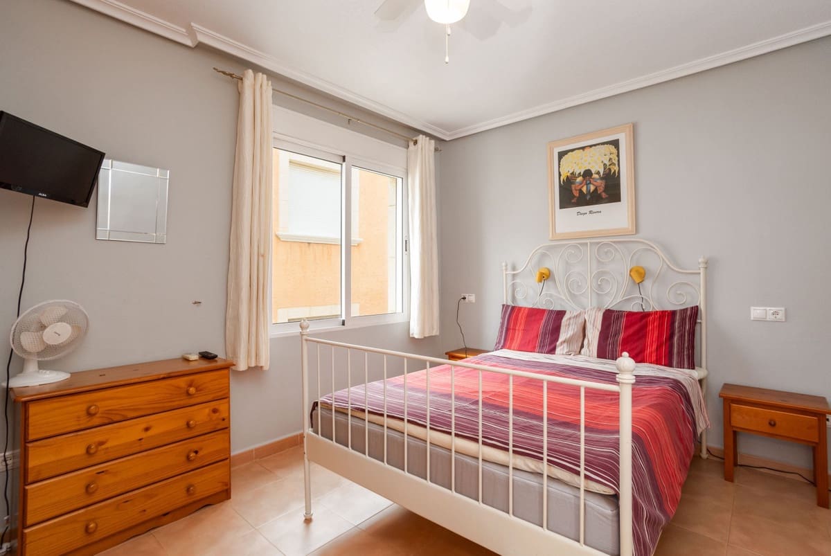 Casa de 3 habitaciones en Villamartin en venta con piscina - 239.000 € (Ref: 9689959)