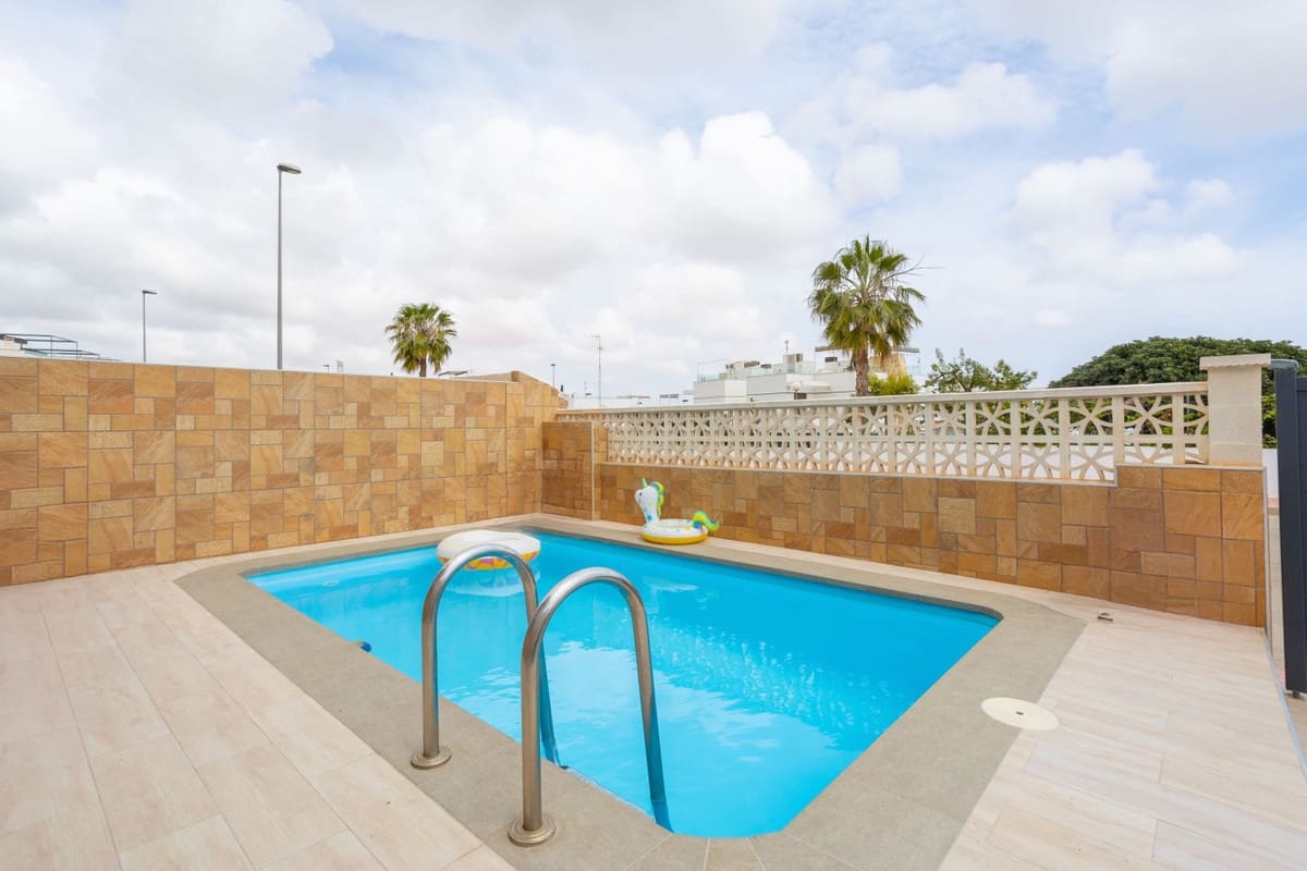 Casa de 3 habitaciones en Villamartin en venta con piscina - 239.000 € (Ref: 9689959)