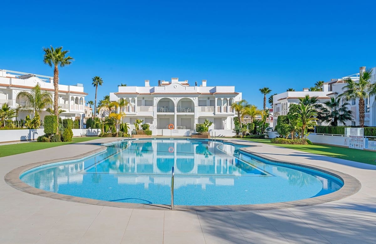 2 bedroom Penthouse for sale in Ciudad Quesada with pool - € 289,000 (Ref: 9729496)