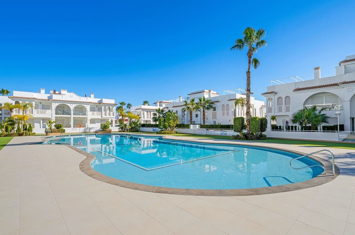 2 bedroom Penthouse for sale in Ciudad Quesada with pool - € 289,000 (Ref: 9729496)