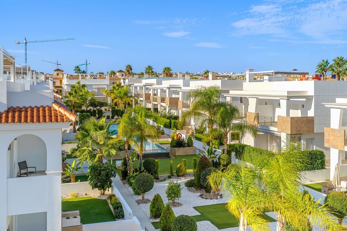 2 bedroom Penthouse for sale in Ciudad Quesada with pool - € 289,000 (Ref: 9729496)