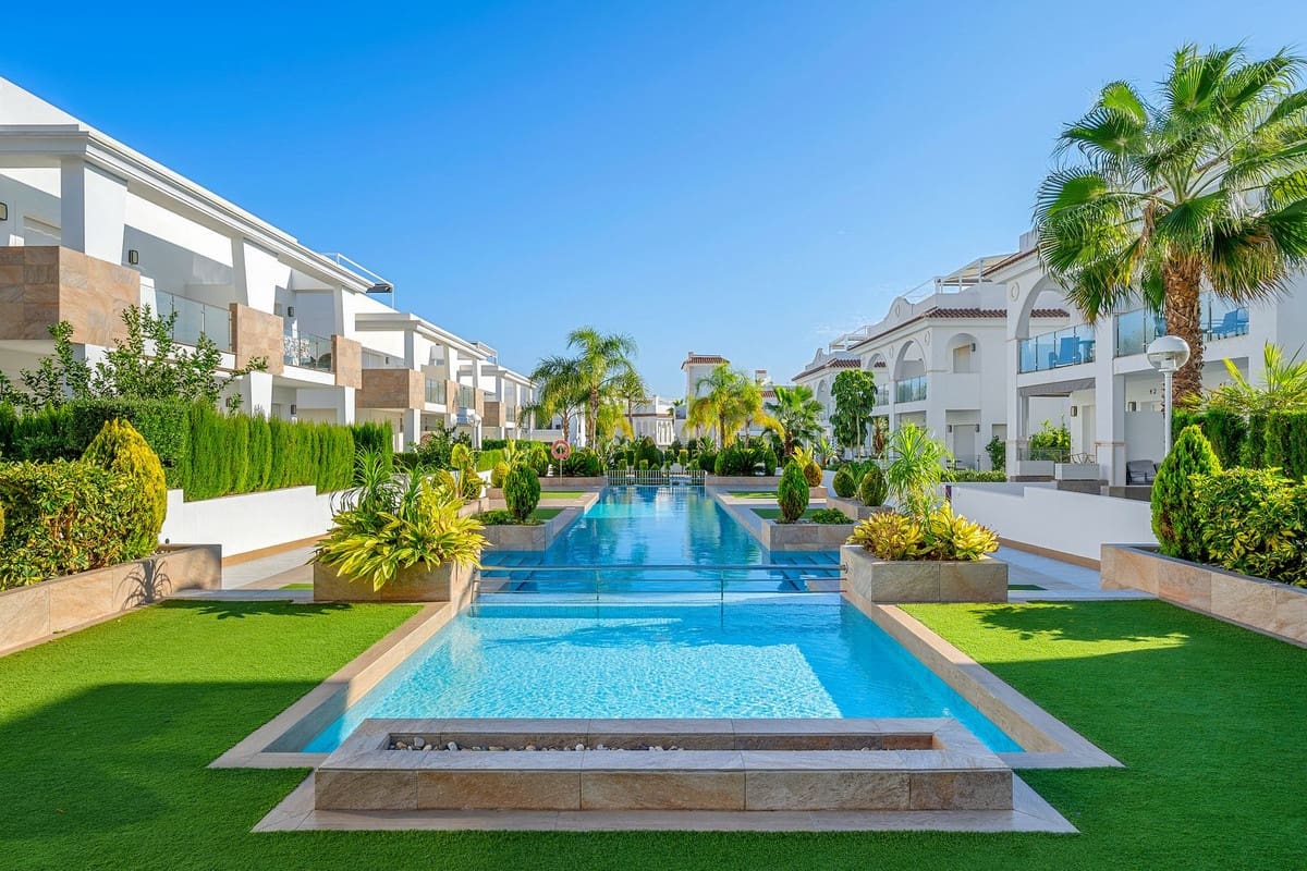 2 bedroom Penthouse for sale in Ciudad Quesada with pool - € 289,000 (Ref: 9729496)