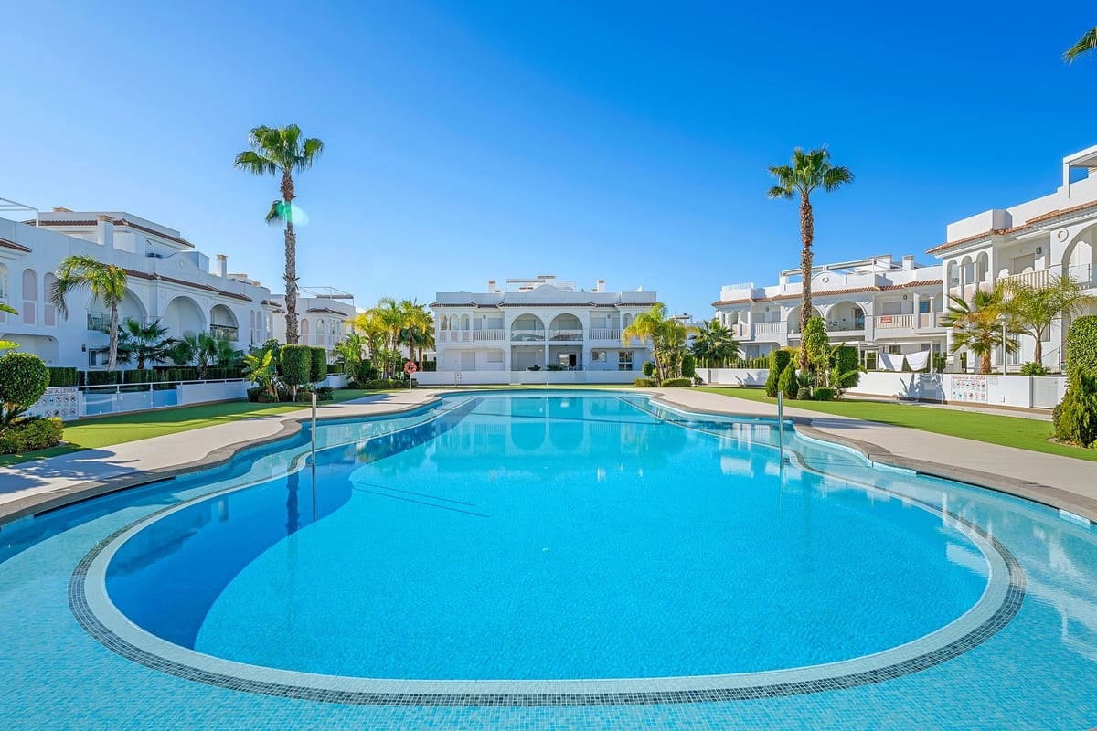 2 bedroom Penthouse for sale in Ciudad Quesada with pool - € 289,000 (Ref: 9729496)