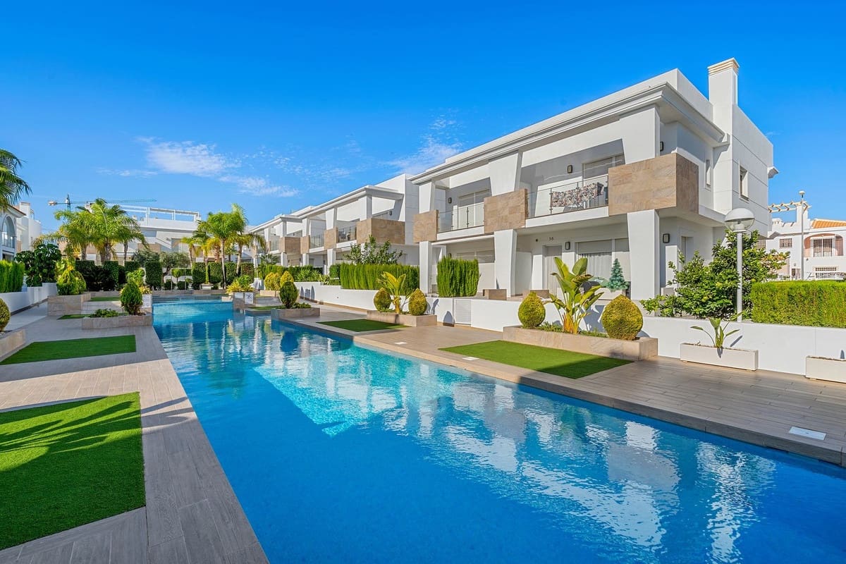 2 bedroom Penthouse for sale in Ciudad Quesada with pool - € 289,000 (Ref: 9729496)