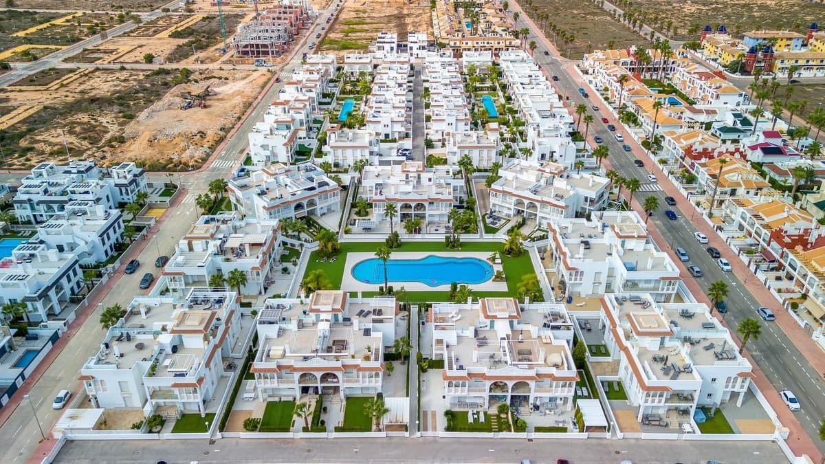 2 bedroom Penthouse for sale in Ciudad Quesada with pool - € 289,000 (Ref: 9729496)