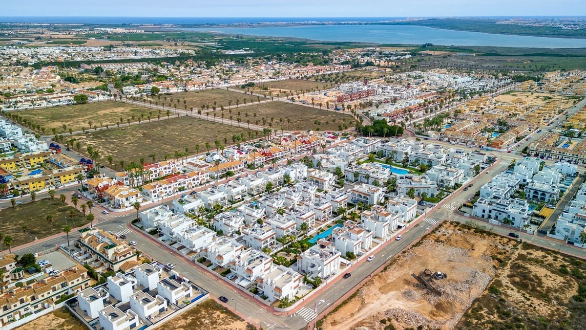 2 bedroom Penthouse for sale in Ciudad Quesada with pool - € 289,000 (Ref: 9729496)