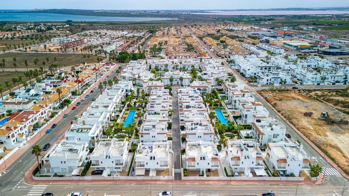 2 bedroom Penthouse for sale in Ciudad Quesada with pool - € 289,000 (Ref: 9729496)