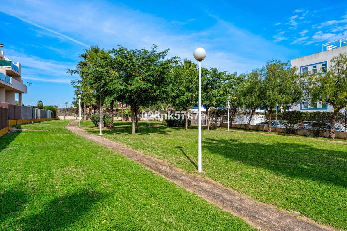 2 makuuhuone Kattohuoneisto myytävänä paikassa Playa Flamenca mukana uima-altaan 
autotalli - 269 000 € (Ref: 9729498)