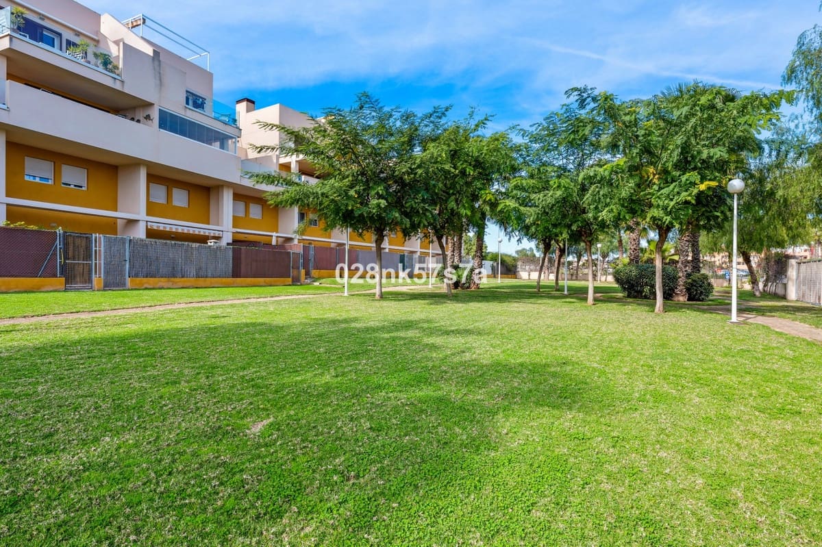 2 makuuhuone Kattohuoneisto myytävänä paikassa Playa Flamenca mukana uima-altaan 
autotalli - 269 000 € (Ref: 9729498)