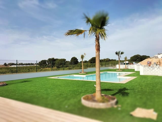 Chalet de 3 habitaciones en Pinar de Campoverde, Pilar de la Horadada en venta con piscina garaje - 399.000 € (Ref: 9729541)