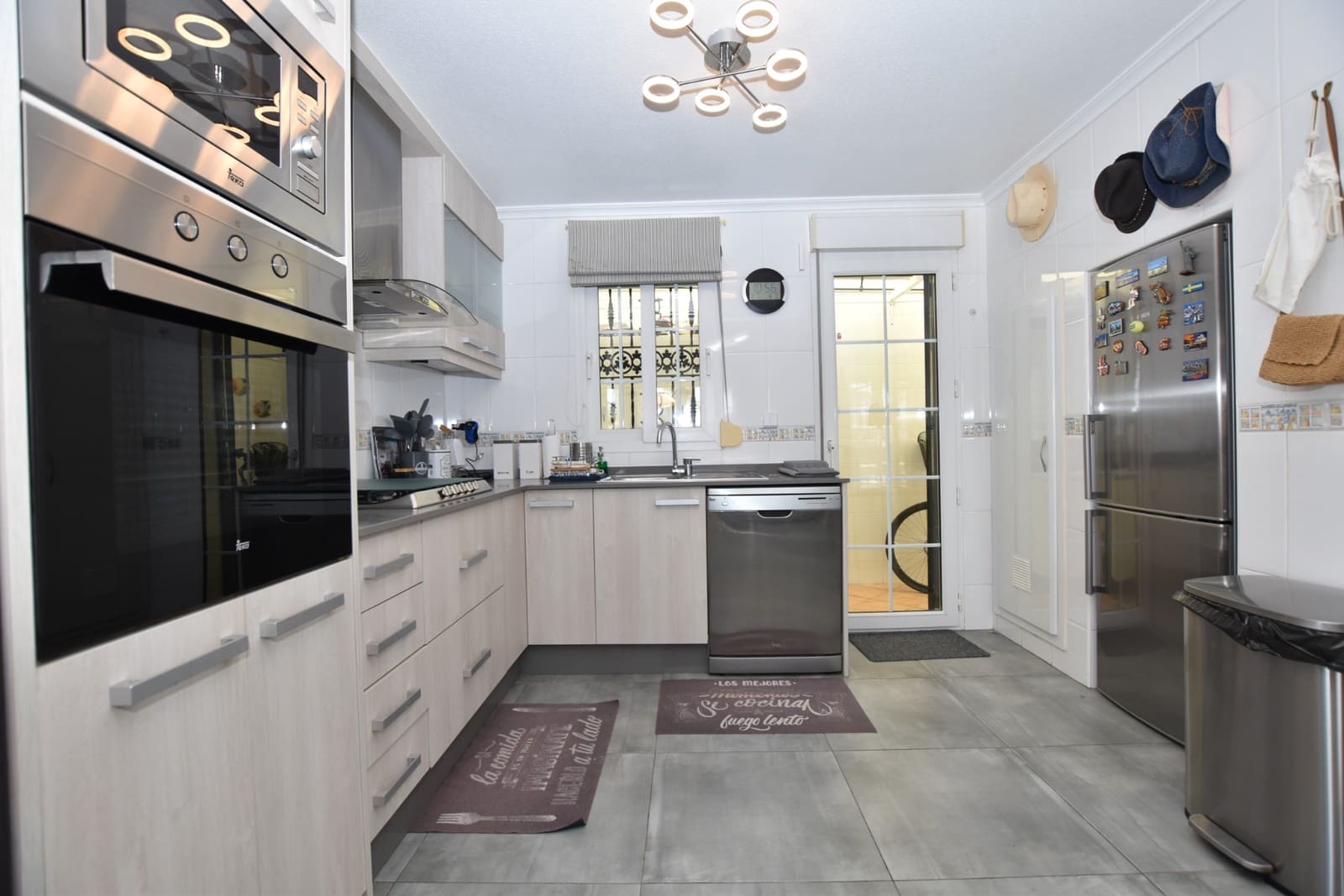 Chalet de 3 habitaciones en Villamartin en venta con piscina - 445.000 € (Ref: 9755252)